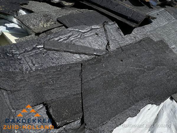 Verwijderd oud bitumen dakleer klaar voor vervanging in Zuid-Holland