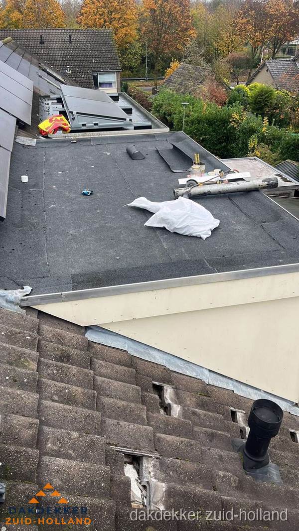 Beschadigde dakbedekking op plat dak voor reparatie in Zuid-Holland