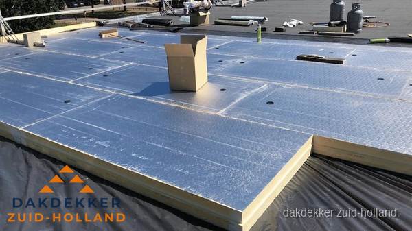 PIR isolatieplaten worden gelegd op plat dak voor dakisolatie in Zuid-Holland PIR isolatieplaten worden gelegd op plat dak voor dakisolatie in Zuid-Holland