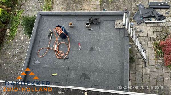 Plat dak met nieuwe bitumen bedekking in Zuid-Holland