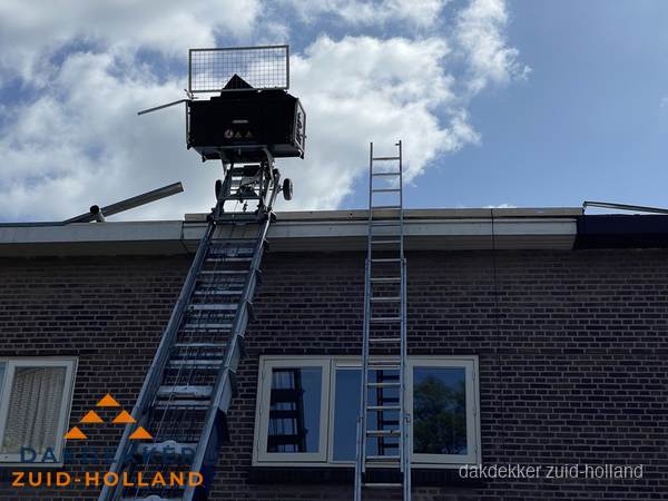 Ladderlift en ladder bij woning voor dakinspectie in Zuid-Holland