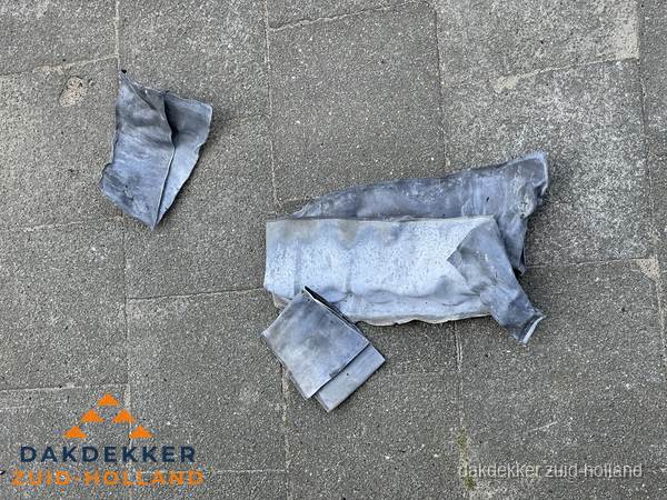 Oude verwijderde loodslabben na vervanging in Zuid-Holland Oude verwijderde loodslabben na vervanging in Zuid-Holland