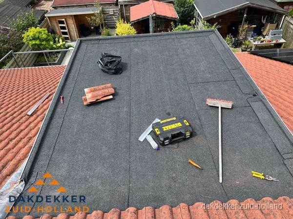 Gereedschap op nieuw plat dak na renovatie in Zuid-Holland